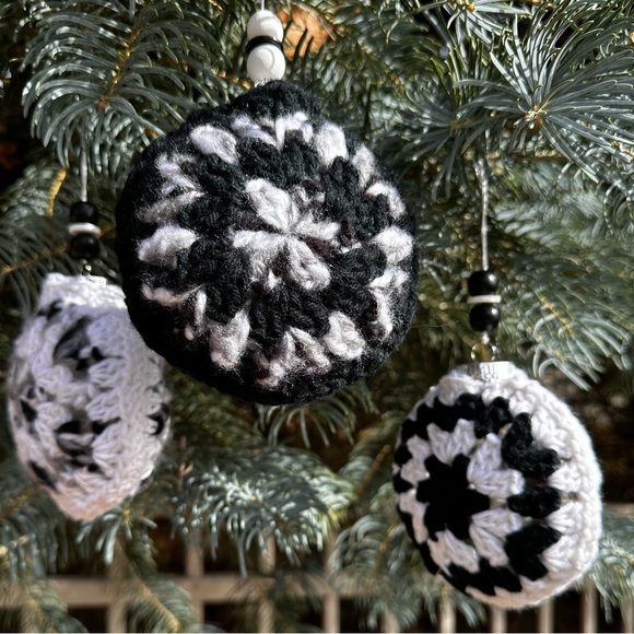 Hand knit/crochet Christmas, black-and-white granny, style baubles, set of 3 New - Picture 4 of 8